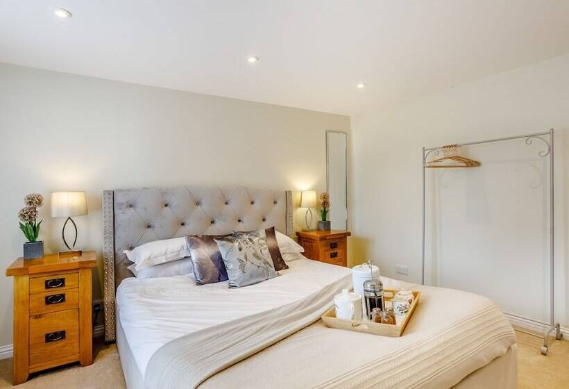 Toppesfield Hall Luxury Cottage With Hot Tub