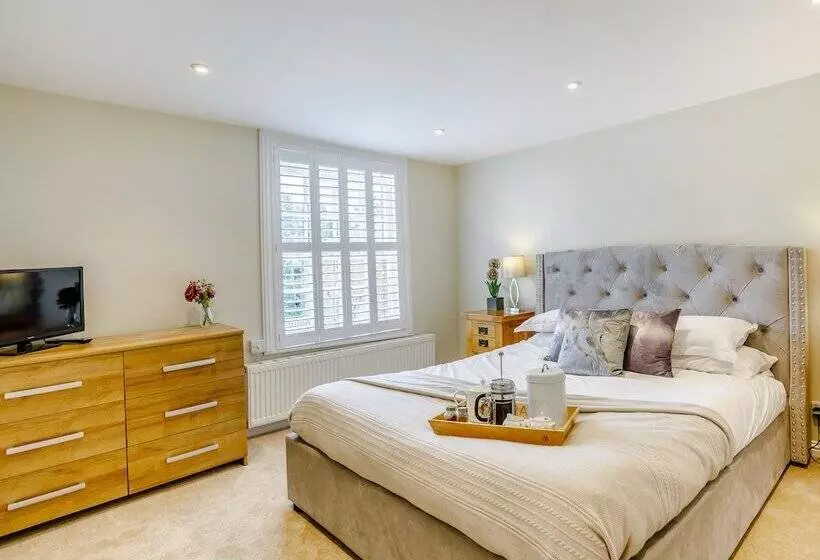 Toppesfield Hall Luxury Cottage With Hot Tub