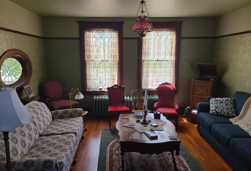 تختخواب و صبحانه The Bissing House