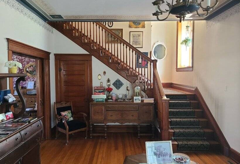 تختخواب و صبحانه The Bissing House