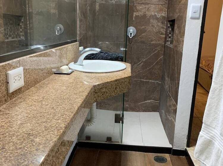 הוסטל Cancún Plaza Hotel & Hostal