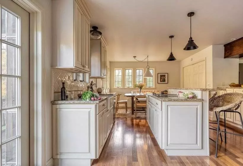 Cortland By Avantstay Charming Heritage Estate W/ Private Lake & Pool