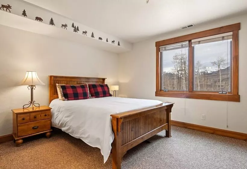Russell Home By Avantstay Expansive Deck, Stunning Views & Hot Tub!