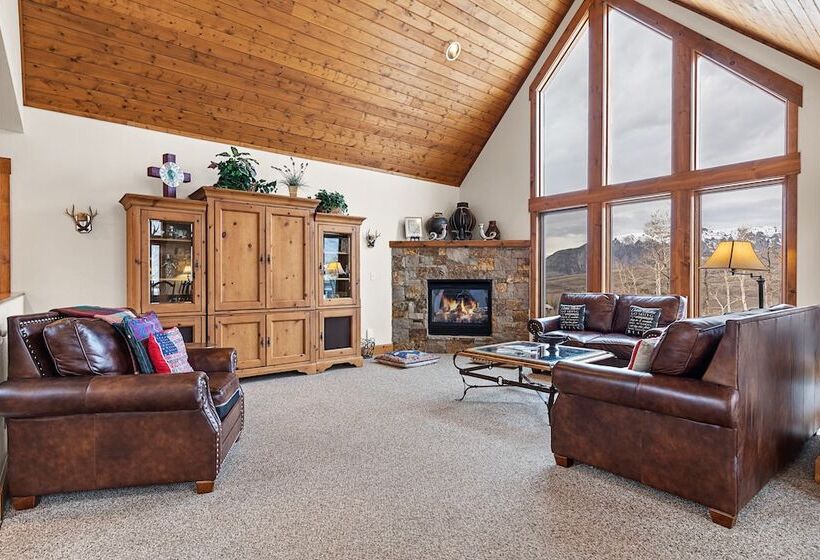 Russell Home By Avantstay Expansive Deck, Stunning Views & Hot Tub!