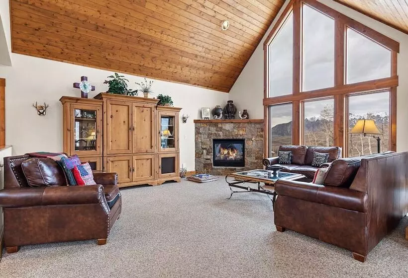 Russell Home By Avantstay Expansive Deck, Stunning Views & Hot Tub!