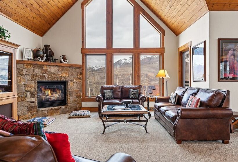 Russell Home By Avantstay Expansive Deck, Stunning Views & Hot Tub!