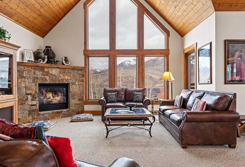 Russell Home By Avantstay Expansive Deck, Stunning Views & Hot Tub!
