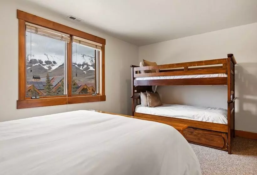 Russell Home By Avantstay Expansive Deck, Stunning Views & Hot Tub!