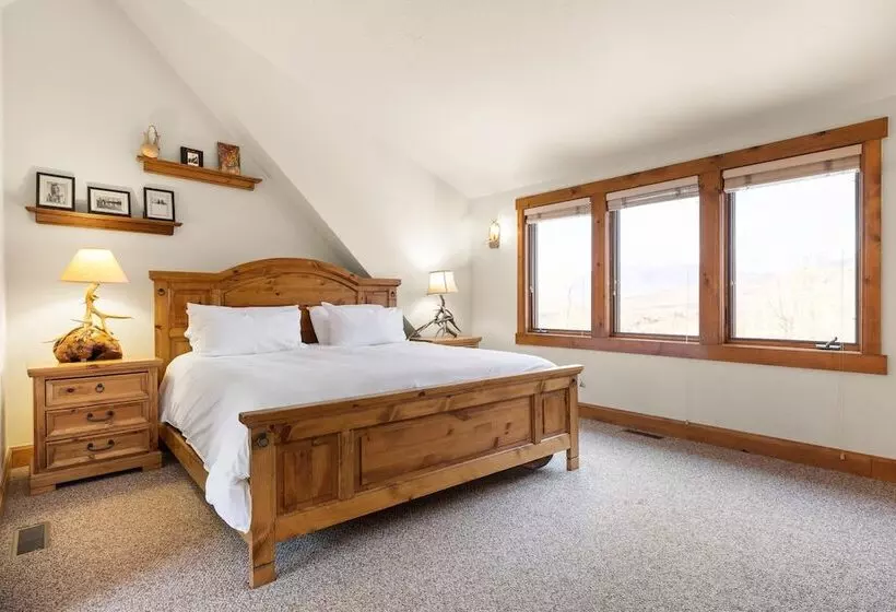Russell Home By Avantstay Expansive Deck, Stunning Views & Hot Tub!