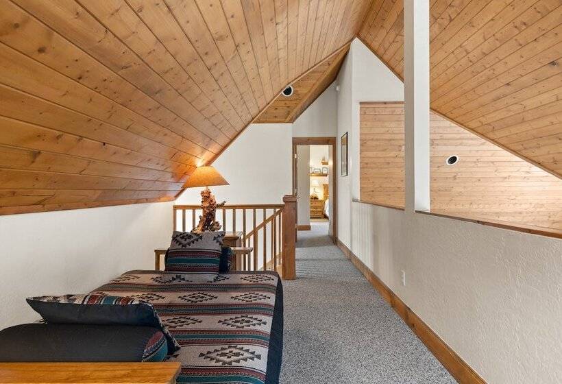 Russell Home By Avantstay Expansive Deck, Stunning Views & Hot Tub!