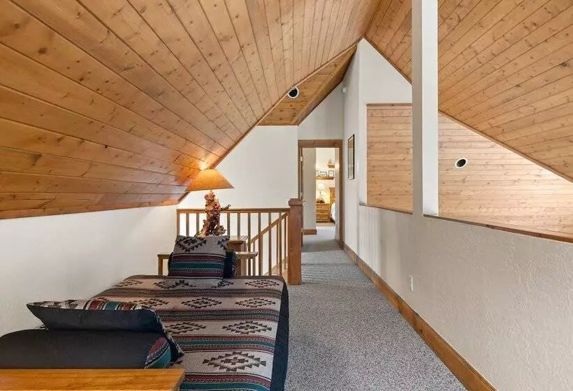 Russell Home By Avantstay Expansive Deck, Stunning Views & Hot Tub!