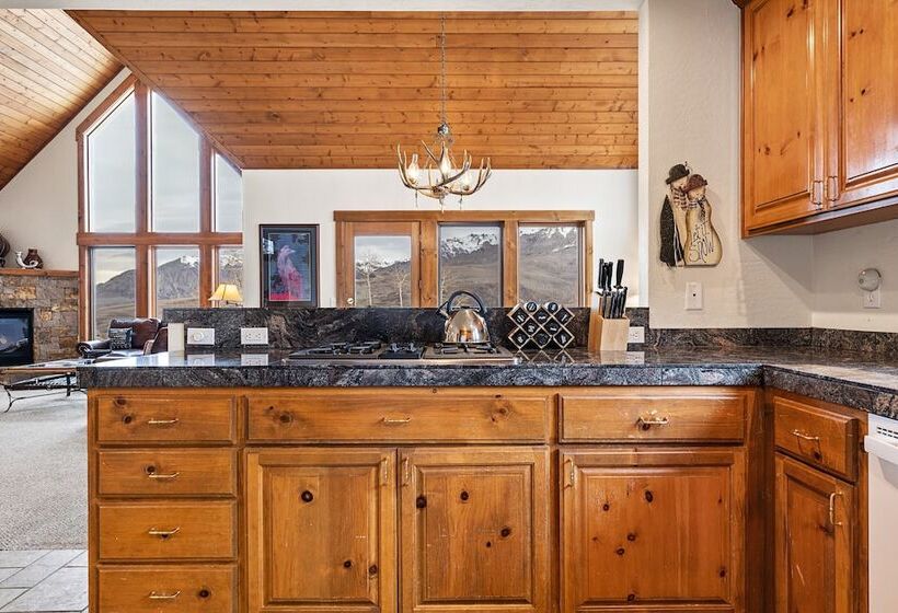 Russell Home By Avantstay Expansive Deck, Stunning Views & Hot Tub!