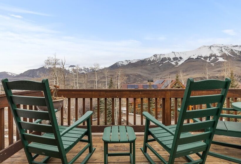 Russell Home By Avantstay Expansive Deck, Stunning Views & Hot Tub!