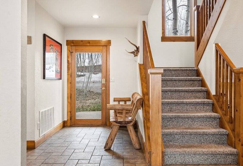 Russell Home By Avantstay Expansive Deck, Stunning Views & Hot Tub!