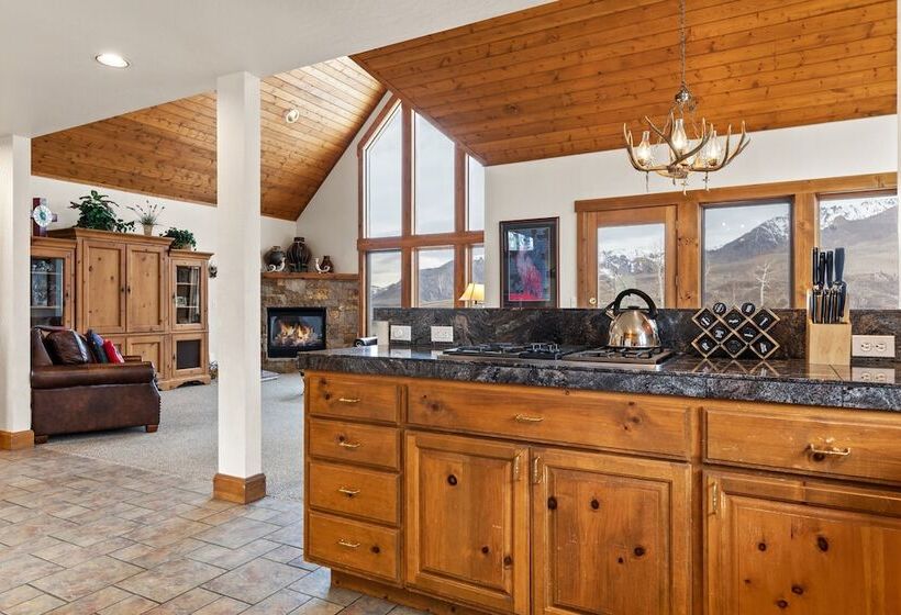 Russell Home By Avantstay Expansive Deck, Stunning Views & Hot Tub!