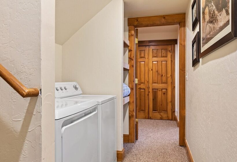 Russell Home By Avantstay Expansive Deck, Stunning Views & Hot Tub!