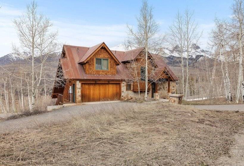 Russell Home By Avantstay Expansive Deck, Stunning Views & Hot Tub!