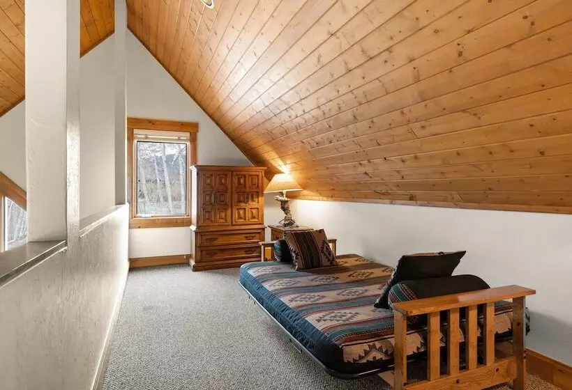 Russell Home By Avantstay Expansive Deck, Stunning Views & Hot Tub!