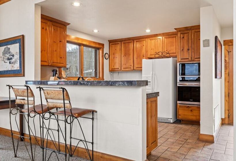 Russell Home By Avantstay Expansive Deck, Stunning Views & Hot Tub!