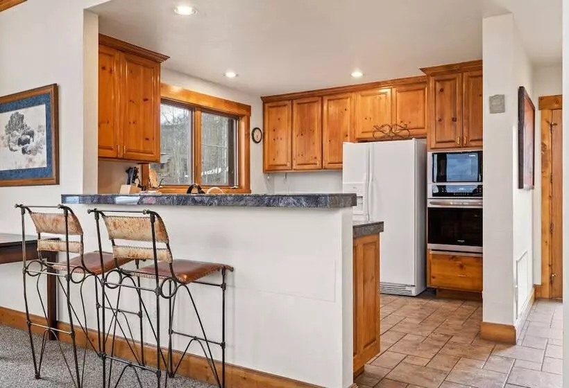 Russell Home By Avantstay Expansive Deck, Stunning Views & Hot Tub!