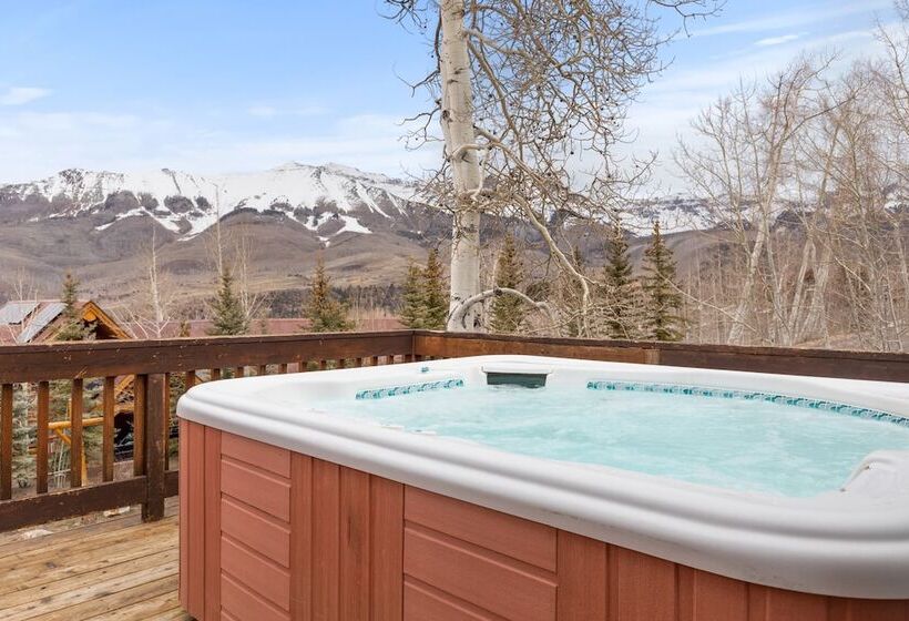 Russell Home By Avantstay Expansive Deck, Stunning Views & Hot Tub!
