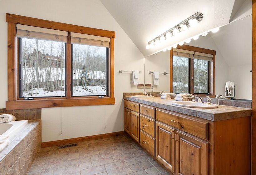 Russell Home By Avantstay Expansive Deck, Stunning Views & Hot Tub!