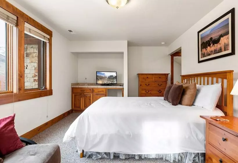 Russell Home By Avantstay Expansive Deck, Stunning Views & Hot Tub!