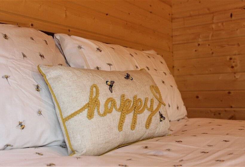 Stunning 5 Bed Cabin In Ashton Under Hill