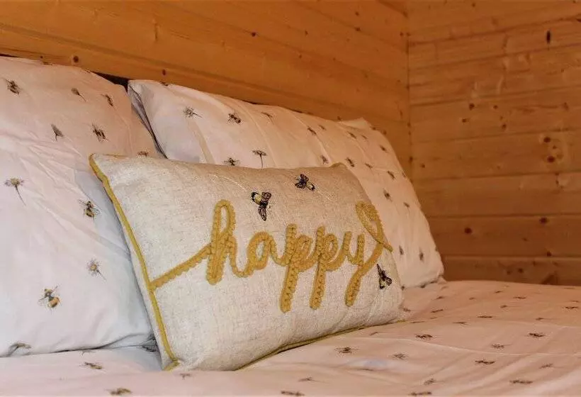 Stunning 5 Bed Cabin In Ashton Under Hill