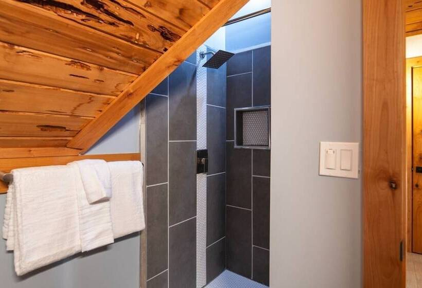 Timberline By Avantstay Stunning Chalet Cabin W/ Hot Tub, Pool Table & Home Theater!