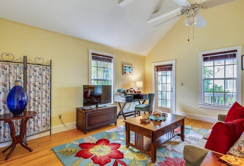 Tumi S Time Out By Avantstay Heart Of Old Town W/ Shared Pool Month Long Stays Only