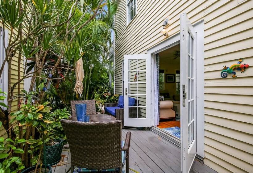 Tumi S Time Out By Avantstay Heart Of Old Town W/ Shared Pool Month Long Stays Only