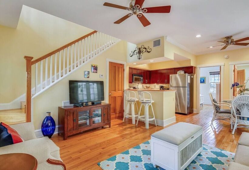 Tumi S Time Out By Avantstay Heart Of Old Town W/ Shared Pool Month Long Stays Only