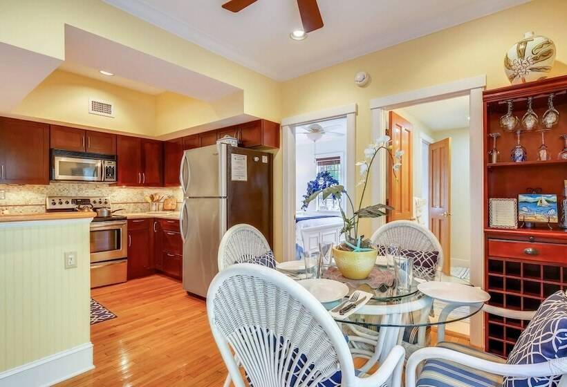 Tumi S Time Out By Avantstay Heart Of Old Town W/ Shared Pool Month Long Stays Only