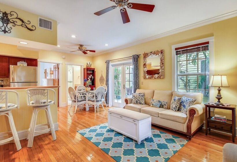 Tumi S Time Out By Avantstay Heart Of Old Town W/ Shared Pool Month Long Stays Only