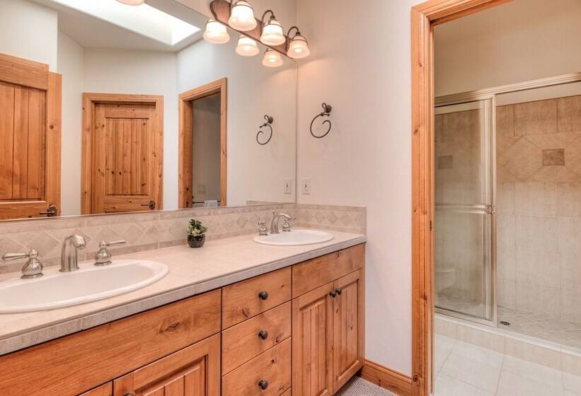 Aquila Lodge   Unit 15