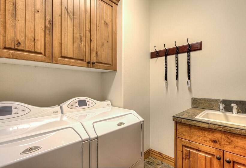 Aquila Lodge   Unit 15