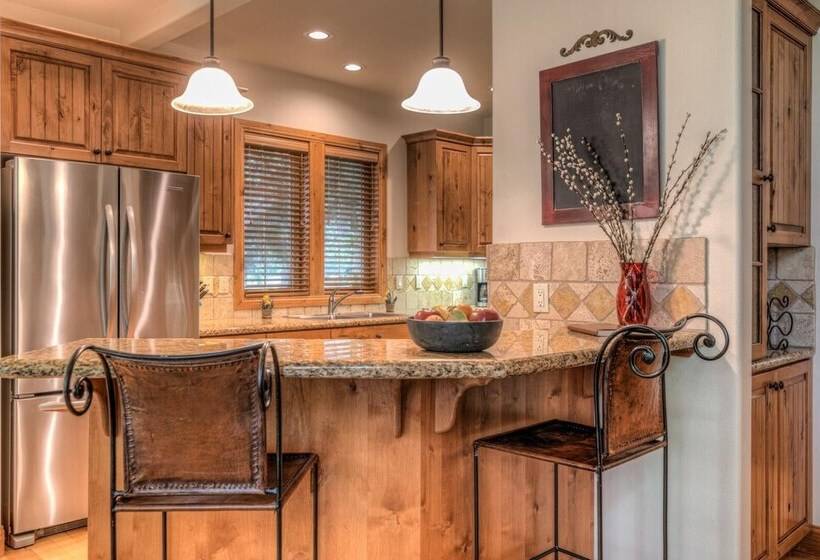 Aquila Lodge   Unit 15