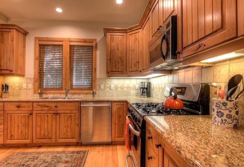 Aquila Lodge   Unit 15