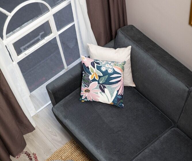 Bob W Commercial House