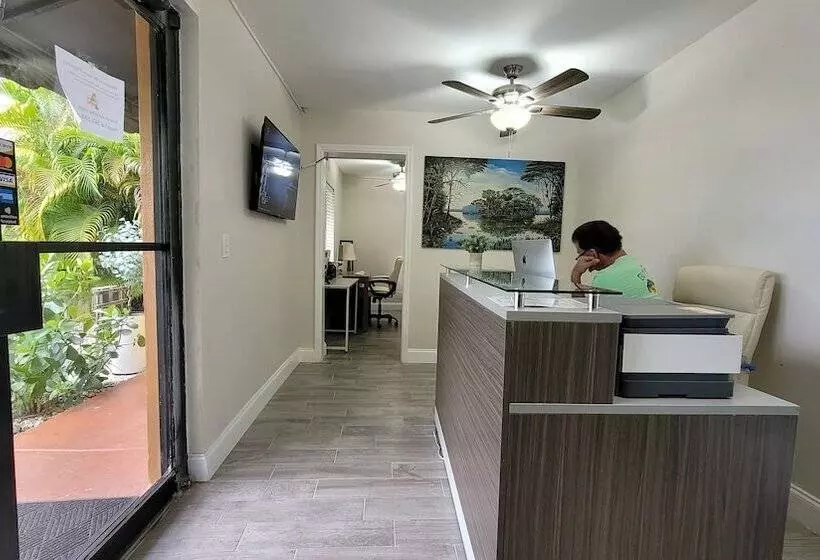 Hotelli Sunny Palms Inn