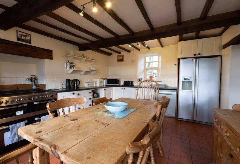 إقامة Hulmes Vale House   Sleeps 14   Peak District