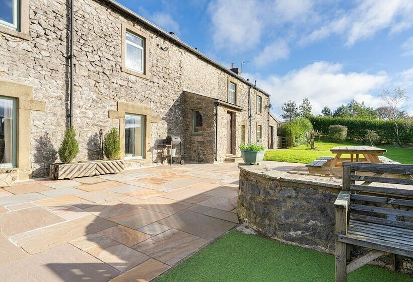 إقامة Hulmes Vale House   Sleeps 14   Peak District