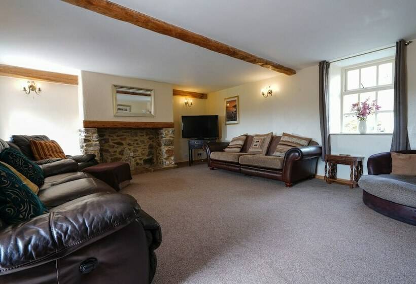 إقامة Hulmes Vale House   Sleeps 14   Peak District