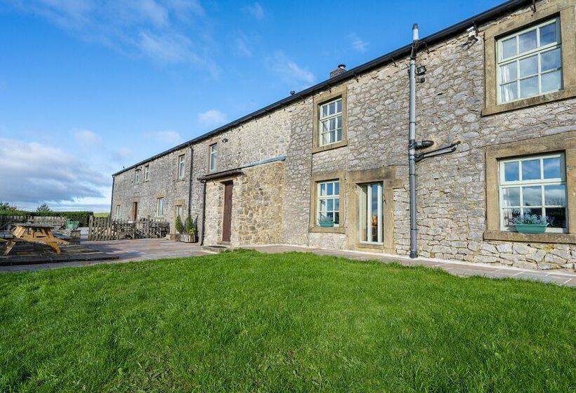 إقامة Hulmes Vale House   Sleeps 14   Peak District