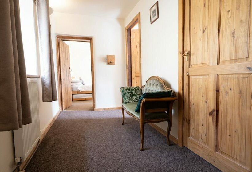 إقامة Hulmes Vale House   Sleeps 14   Peak District
