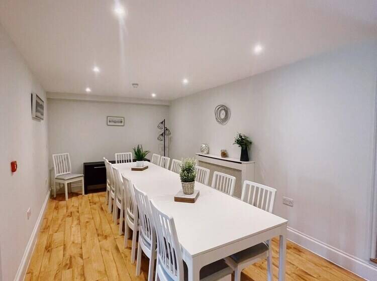 إقامة Stunning 8 Bed House With Sea & Beach Views