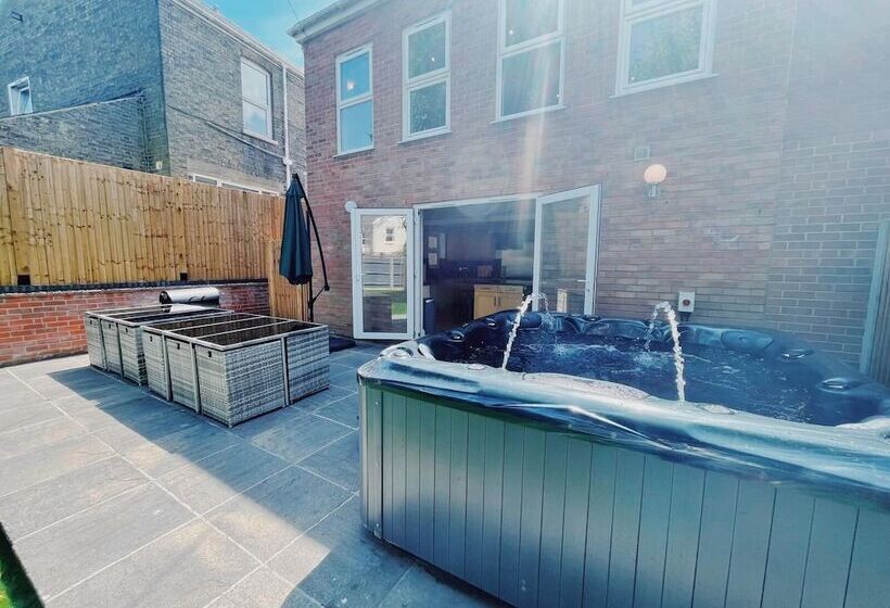 إقامة Stunning 8 Bed House With Sea & Beach Views