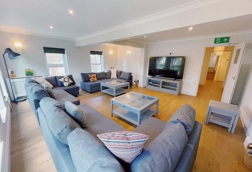 إقامة Stunning 8 Bed House With Sea & Beach Views