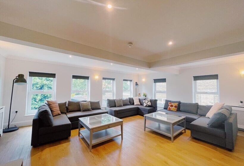 إقامة Stunning 8 Bed House With Sea & Beach Views